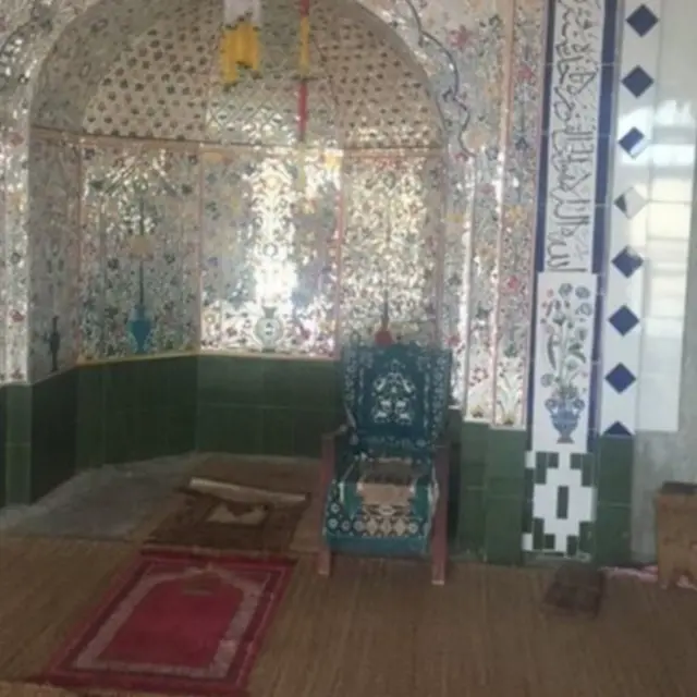 كان المسجد خاليا من المصلين أثناء زيارة بي بي سي، لكن التوتر خيم على خطبة الوعظ.