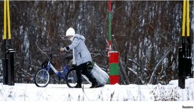استخدم الآلاف من طالبي اللجوء الدراجات الهوائية لعبور الحدود القطبية بين روسيا والنرويج.