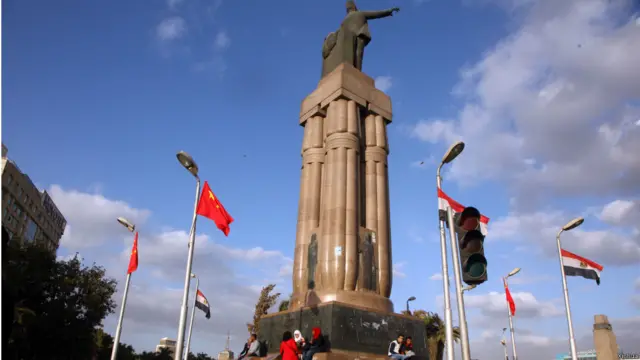 埃及开罗街头飘扬中埃两国国旗。