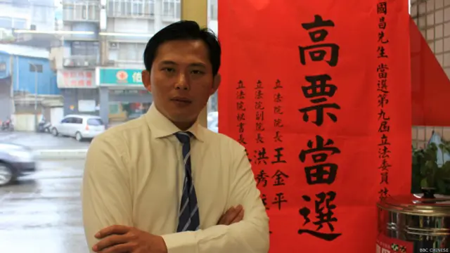 黃國昌批評羅瑩雪「避重就輕」，並說當該人不知為何被強送古巴時，法務部還在「狀況外」。