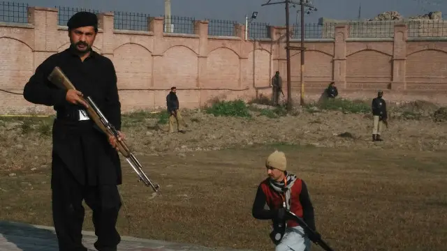 د دولتي ټلویزیون رپوټ وايي، ګڼ شمېر استادان او محصلین د پوهنتون ودانۍ کې ایسار پاتې دي.