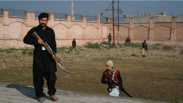 پاکستان کے صوبہ خیبر پختونخوا کے شہر چارسدہ میں واقع باچا خان یونیورسٹی پر بدھ کی صبح مسلح شدت پسندوں کے حملے میں 20 افراد ہلاک ہوئے ہیں جبکہ چار دہشت گردوں کو فوج نے مار گرایا ہے۔