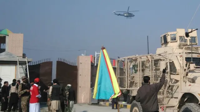 پاکستانی فوج کے ہیلی کاپٹر فضائی نگرانی کر رہے ہیں