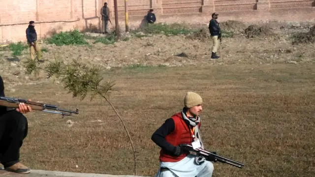 Aparat keamanan mengepung universitas