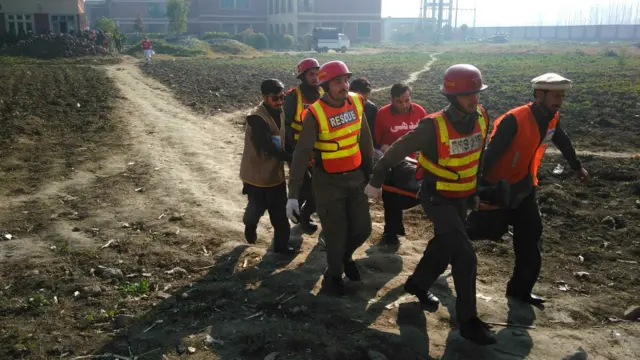 Petugas membawa korban yang cedera