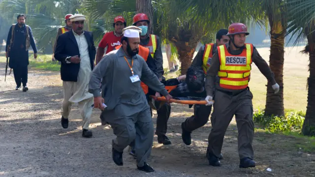 صوبہ خیبر پختونخوا کی حکومت نے چارسدہ میں شدت پسندوں کے حملے پر تین دن کے سوگ کا اعلان کیا ہے۔ سوگ کے موقعے پر تمام سرکاری عمارتوں پر قومی پرچم سرنگوں رہے گا۔