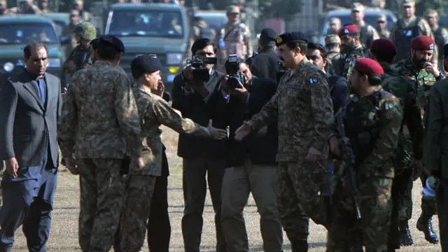 پاکستانی فوج کے سربراہ جنرل راحیل شریف باچا خان یونیورسٹی پر حملے کے بعد چارسدہ پہنچے ہیں اور انھوں نے جائے وقوعہ کے دورے کے بعد ہسپتال میں زخمیوں کی عیادت کی ہے۔