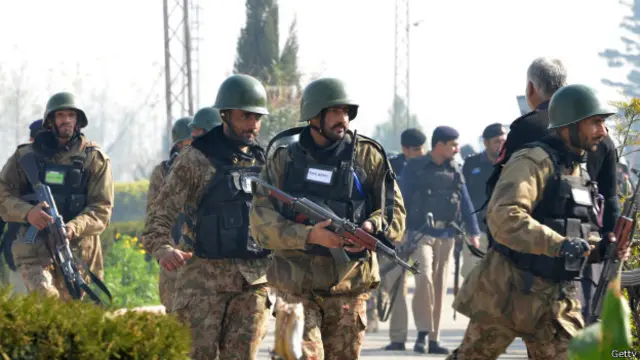 ضلع پولیس افسر سہیل خالد سے کا کہنا تھا کہ کچھ افراد کو گرفتار کیا گیا ہے جن سے پوچھ گچھ کی جا رہی ہے