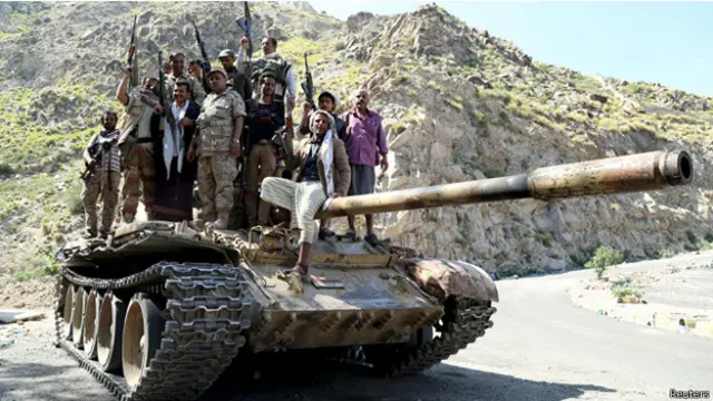 مسلحون في المقاومة الشعبية الموالية للحكومة قرب تعز