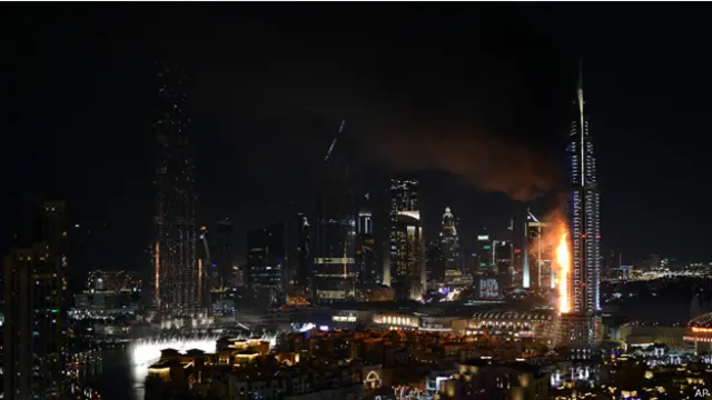 اندلع الحريق بينما كان الآلاف يتجمعون لمشاهدة عرض للالعاب النارية