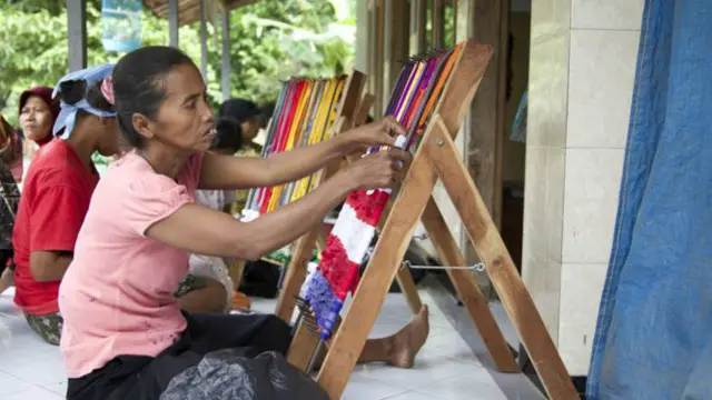 Moradora desenvolve atividades para inclusão econômica e social em vila da Indonésia com índice raro de moradores com deficiências físicas e cognitivas