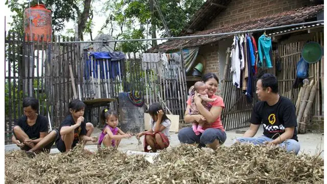 Eko Mulyadi e a família trabalham com a produção de amendoins