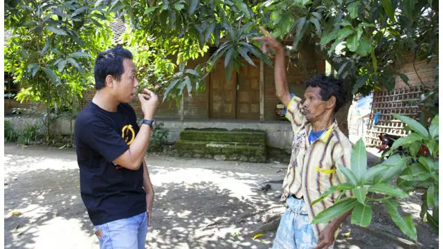 Mulyadi usa o rosto, as mãos e todo o corpo para se comunicar com moradores com deficiências