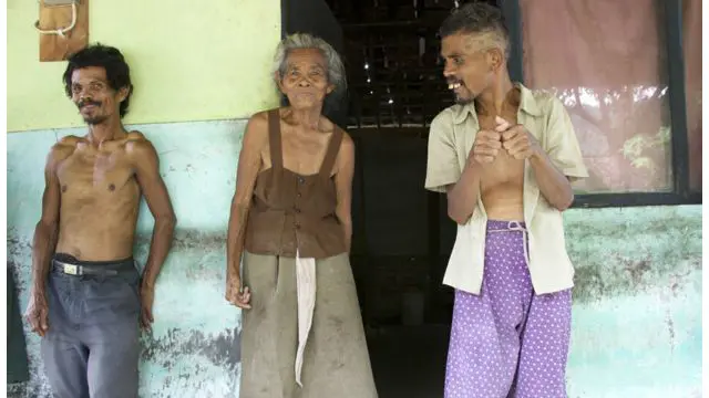 Ao lado da mãe, Dipon e Jamun são moradores que não conseguem falar, mas aprenderam a pescar, criar animais e tecer com a ajuda de Mulyadi