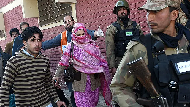 طالب علموں کا کہنا ہے کہ فائرنگ کی آوازوں نے وہاں موجود افراد کو انتہائی خوفزدہ کر دیا تھا