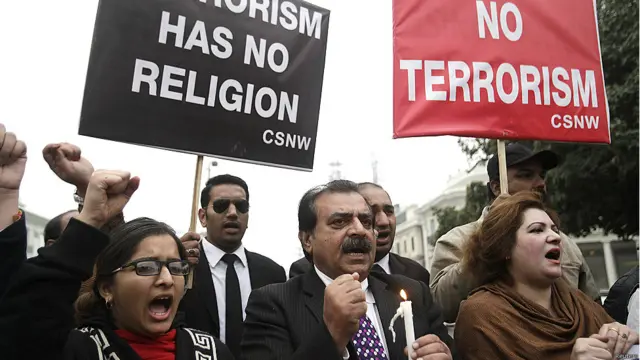 چارسدہ میں واقع باچا خان یونیورسٹی پر دہشت گردوں کے حملے کے خلاف پاکستان کے مختلف شہروں میں احتجاجی مظاہرے کیے گئے۔ لاہور میں سول سوسائٹی نے احتجاج کیا۔