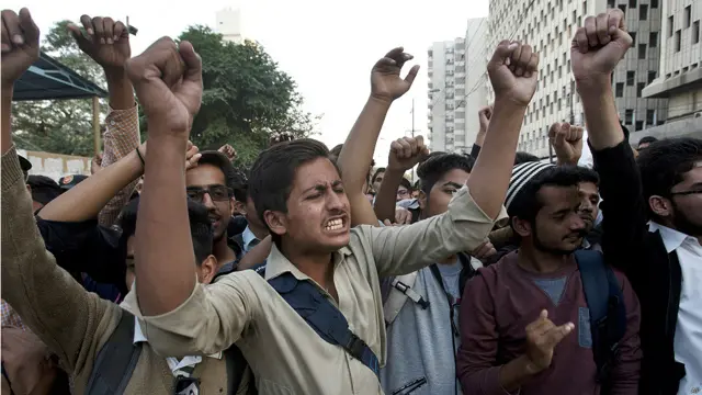 اس واقعے کے خلاف وزیراعظم نواز شریف نے ایک روزہ قومی سوگ کا اعلان کیا ہے جبکہ صوبائی حکومت کی جانب سے تین روزہ قومی سوگ کا اعلان کیا گیا ہے۔ 