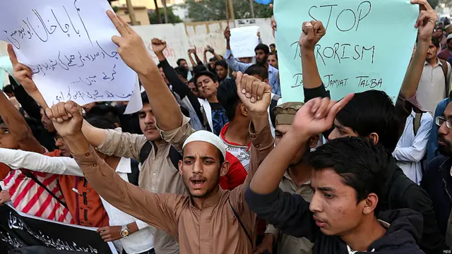 کراچی میں بھی حملے کے خلاف احتجاجی مظاہرہ کیا گیا۔فوج کے مطابق کارروائی کے دوران چار دہشت گردوں کو ہلاک کیا گیا ہے اور یہ چاروں دھند کا فائدہ اٹھاتے ہوئے صبح نو بجے کے قریب یونیورسٹی کے عقبی حصے سے احاطے میں داخل ہوئے تھے۔