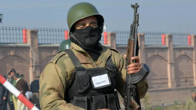 اس وقت ملک میں خفیہ معلومات کی بنیاد پر شدت پسندوں کے خلاف آپریشن جاری ہے