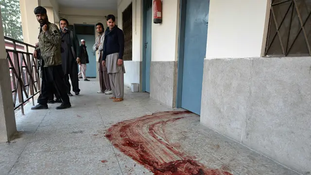 ایک طالب علم نے بتایا کہ حملہ آوروں نے پہلا فائر سکیورٹی اہلکاروں پر کیا اور اس وقت وہ خود بھی قریب ہی موجود تھے۔ہم نے کہا بھاگو یار یہ تو دہشت گرد آ گئے ہیں۔ پھر بس پتہ نہیں۔۔۔ہم نے کچھ نہیں دیکھا۔‘