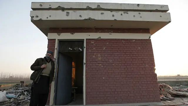 حملے کی صورت حال کے بارے میں بتاتے ہوئے ایک طالب کا کہنا تھا کہ ’میرا دوست اتنا خوفزدہ ہوا کہ وہ یونیورسٹی کی عمارت سے کود کیا۔ ہم نے دیکھا کہ دہشت گرد یہاں تکبیر کے نعرے لگا رہے تھے۔‘