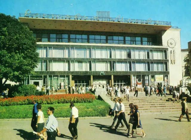 Наземний вестибюль станції метро "Хрещатик"