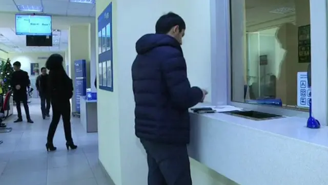 Manatın dəyərini itirməsindən və iş yerlərinin ixtisarından sonra banka borcları ödəmək çətinləşib. 