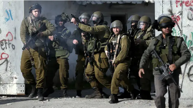 جنود اسرائيليون يطلقون الغاز المسيل للدموع على متظاهرين فلسطينيين عند جدار الفصل قرب بيت لحم