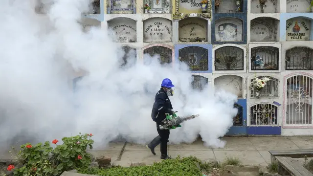 Ação preventiva ao Aedes aegypti nos arredores1xbet totoLima, Peru; vários países latino-americanos estão1xbet totoalerta