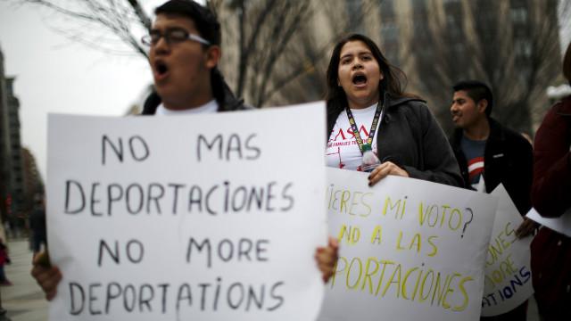 Manifestantes contra las deportaciones