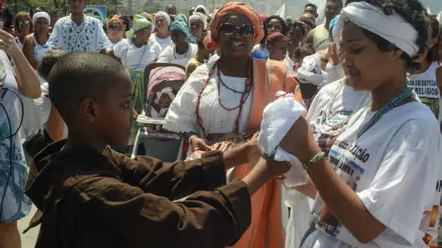 A menina Kailane Campos (à dir.)r foi agredida em 2015 por estar portando vestimentas religiosas; caso teve ampla repercussão