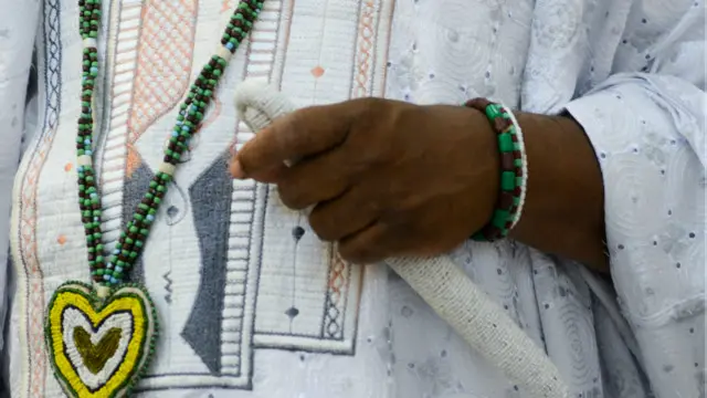 Lideranças e praticantes contam que apenas portar vestimenta tradicional e símbolos e adereços já é suficiente para despertar intolerância nas ruas