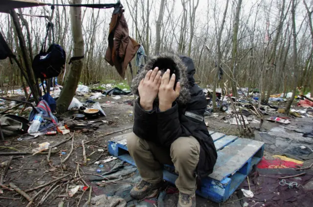 Беженец в лагере в Кале