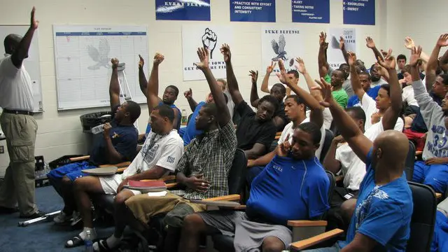 'Quem aí tem alguma mulher, seja irmã, mãe, namorada, que ama e com a qual se importa?', pergunta o mentor no programa de treinamento