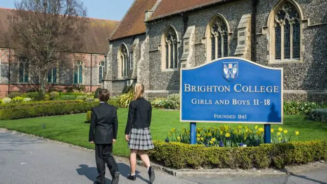 Brighton College memiliki 900 murid berusia 11 hingga 18 tahun.