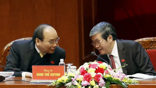 Phó Thủ tướng Nguyễn Xuân Phúc (bên trái) và Trưởng Ban Tuyên giáo Trung ương Đinh Thế Huynh.