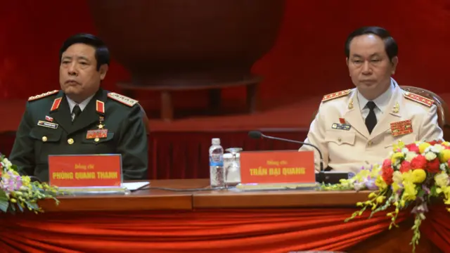 Đại tướng Bộ trưởng Quốc phòng Phùng Quang Thanh (bên trái) và Đại tướng Bộ trưởng Công an Trần Đại Quang. Ông Trần Đại Quang 59 tuổi, trong khi ông Phùng Quang Thanh đã 66 tuổi và chắc chắn sẽ rút lui khỏi chính trường.