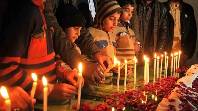 ملتان میں حملے میں ہلاک ہونے والوں کی یاد میں شمعیں روشن کی گئیں۔