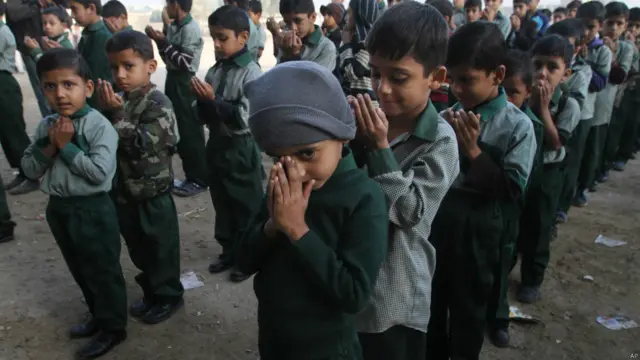 پاکستان کے صوبہ خیبرپختونخوا کے شہر چارسدہ میں باچا خان یونیورسٹی پر حملے میں ہلاک شدگان کے ساتھ اظہار یکجہتی کے لیے جمعرات کو ملک بھر میں سرکاری سطح پر سوگ منایا جا رہا ہے۔