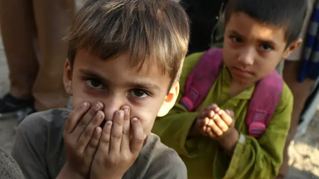 وزیراعظم نواز شریف نے ملک میں ایک روزہ قومی سوگ کا اعلان کیا ہے جبکہ صوبائی حکومت کی جانب سے تین روزہ قومی سوگ کا اعلان کیا گیا۔