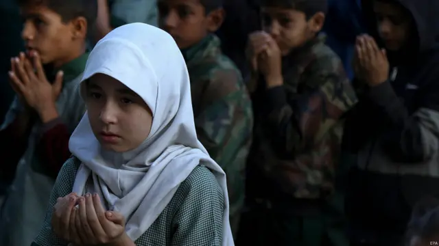 کراچی کی ایک سکول میں صبح کے وقت منعقدہ دعائیہ تقریب کا منظر