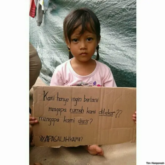 Seorang bocah ikut dievakuasi karena rumah orang tuanya --mantan anggota Gafatar-- di Kabupaten Mempawah dibakar sekelompok orang.