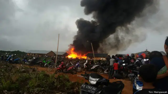 Pembakaran permukiman Gafatar di Mempawah, Kalimantan Barat.