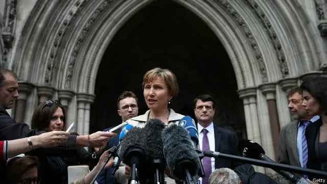 Vợ góa của ông Litvinenko trước cửa tòa án tại Anh