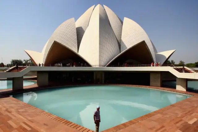 印度蓮花廟（Lotus Temple）得名於它的花一般的結構 (圖片來源：Getty)