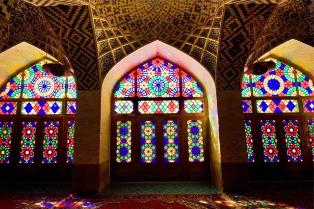 伊朗的粉紅清真寺（Nasir ol Molk Mosque）的特點是萬花筒般鮮艷的色彩 (圖片來源：Getty)