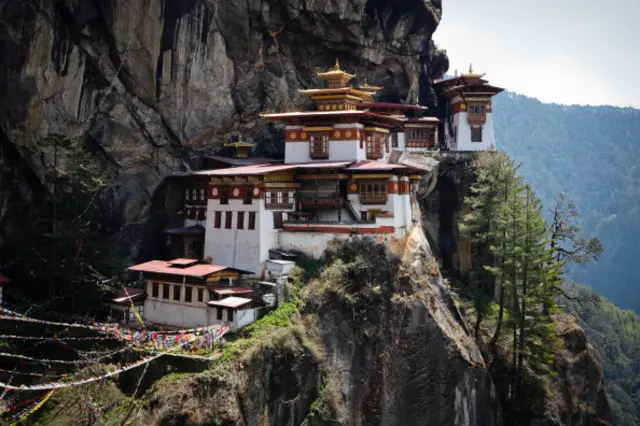 從寧靜的塔克桑寺（Paro Taktsang）俯瞰不丹的帕羅河谷（Paro Valley）(圖片來源：Getty)