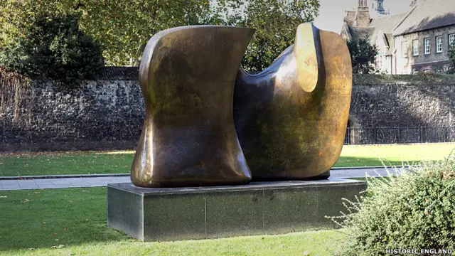 تمثال "حد السكين - قطعتان"