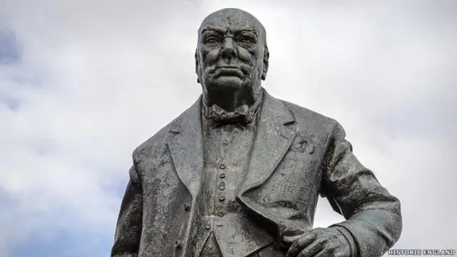 تمثال وينستون تشيرشيل