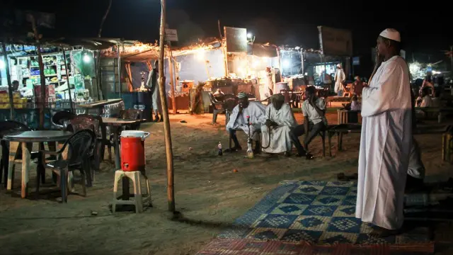 Tenderetes en la vía a las pirámides